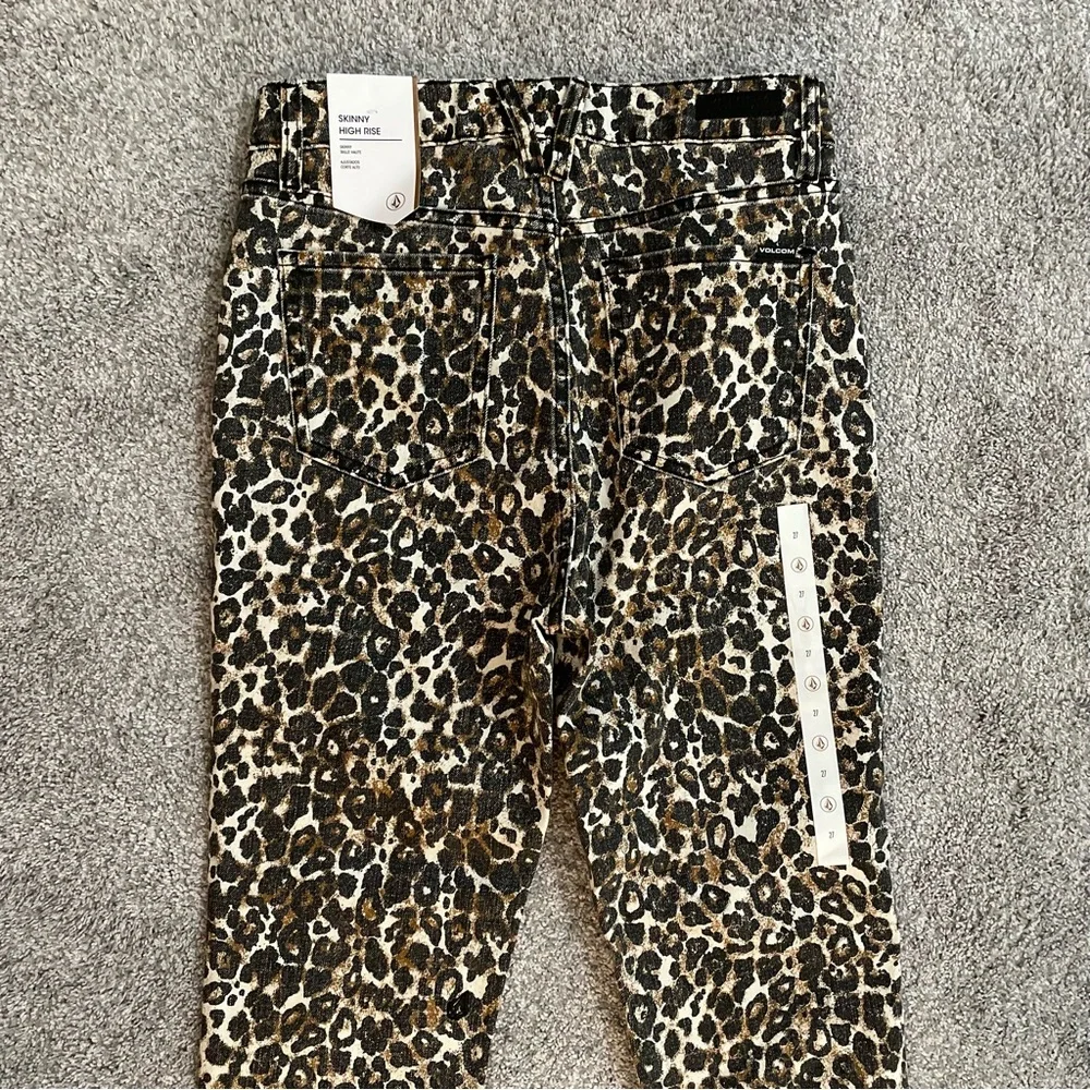 New Volcom Women’s 27 Leopard Print High Rise Button Fly Skinny Denim Jeans - Picture 13 of 16